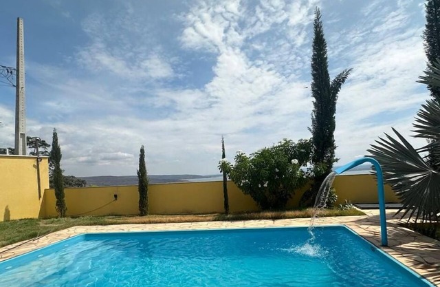 House with heated pool for up to 16 people close to the beach.