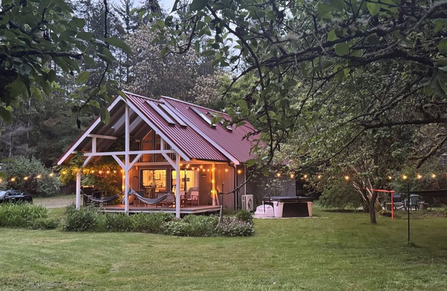 House with hot tub on 2.5 acres