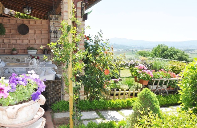 Haus mit Garten in einem Bauernhaus aus Stein