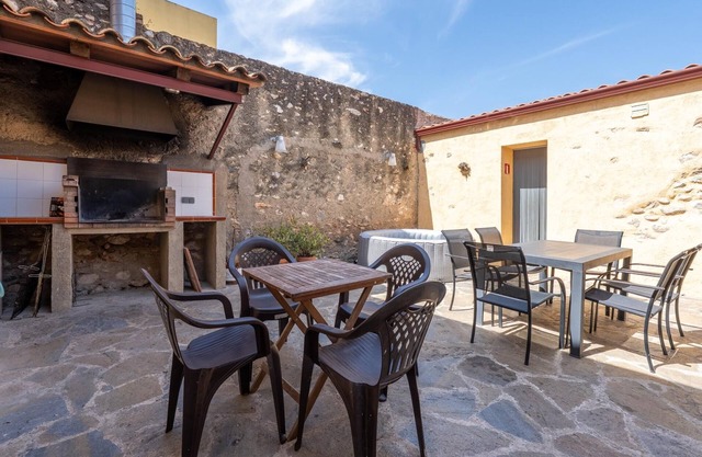 House with jacuzzi, ping pong and bbq 15min beach