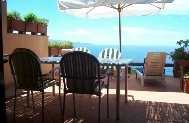 Haus mit Terrasse mit Blick auf das Meer, den Pool und die exklusive Einrichtung