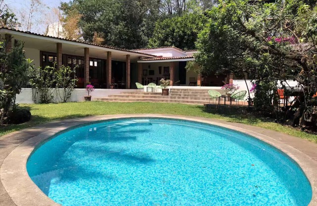 House with new heated swimming pool & staff (2)