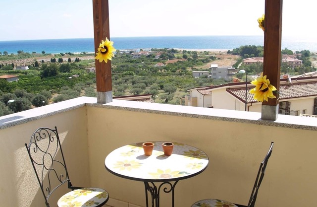Haus mit Panoramablick auf Meer und Berge