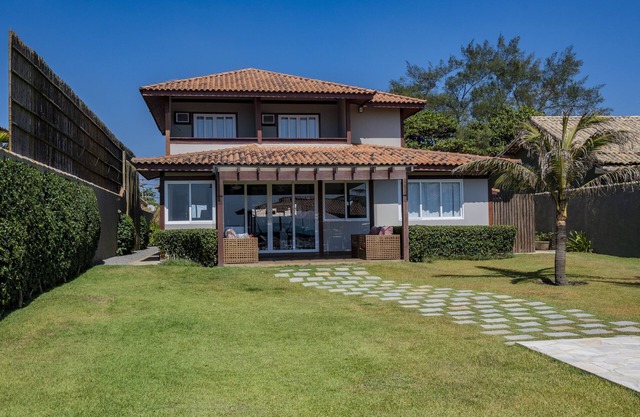 Haus mit Pool am Meer