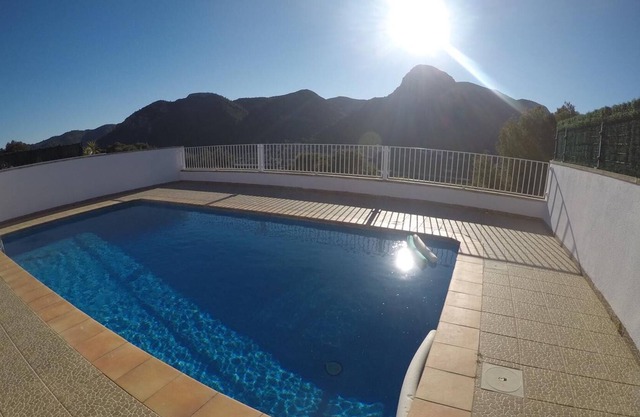 HAUS MIT POOL UND EINDRÜCKLICHER BLICK