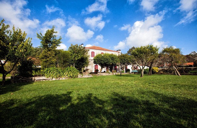 Haus mit Pool und umgeben von weitläufigen Gärten, befindet sich auf einem Hügel, mit Blick aufs Meer