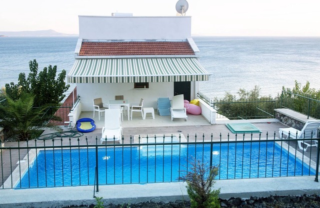 Haus mit Pool am Meer