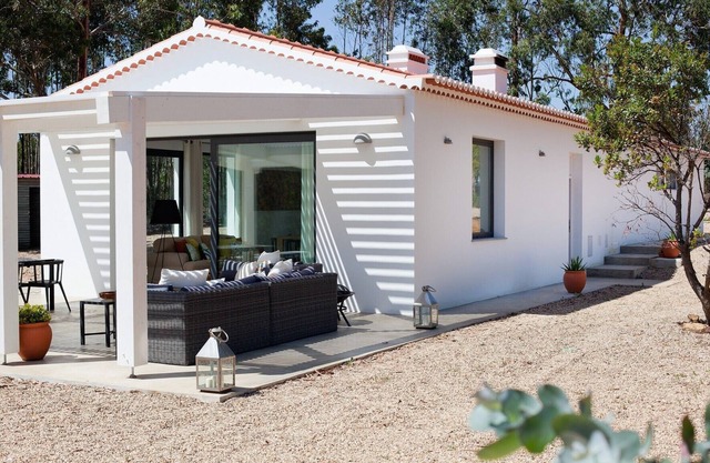 Haus mit Pool in großen Grundstück (32500m2), am Meer