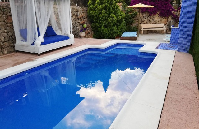 Haus mit Pool, großem Garten und Parkplatz am Fuße des Berges