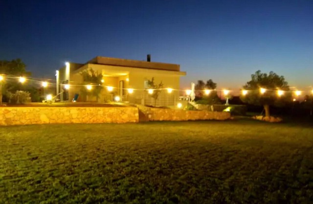 Haus mit Pool inmitten der Landschaft des Salento