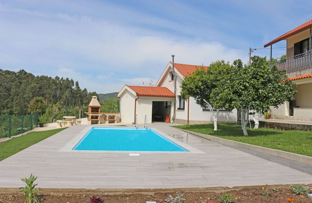 House with privatepool and mountain views near Gerês
