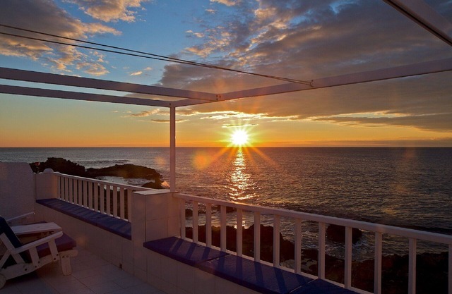 Haus mit privater Terrasse, Pool und Garten. BBQ, WiFi, beheizt auf 50m Strand