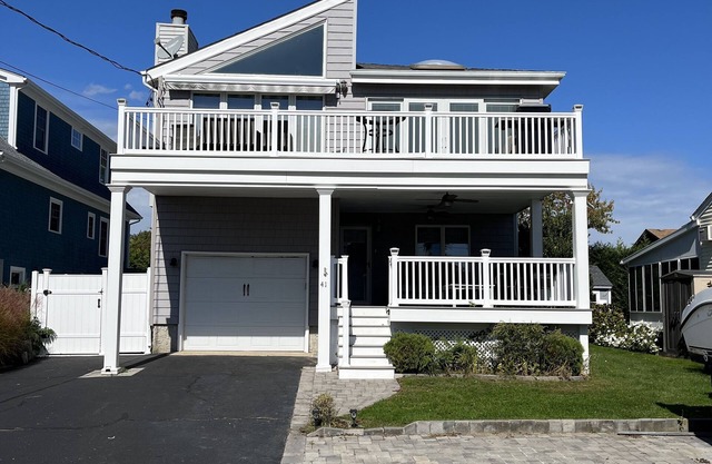 House with private beach - Minutes from Long Islands famous vineyards.