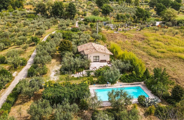 Haus mit privatem Pool, Billard, Tischtennis 60 km von Rom. Ruhige Straße