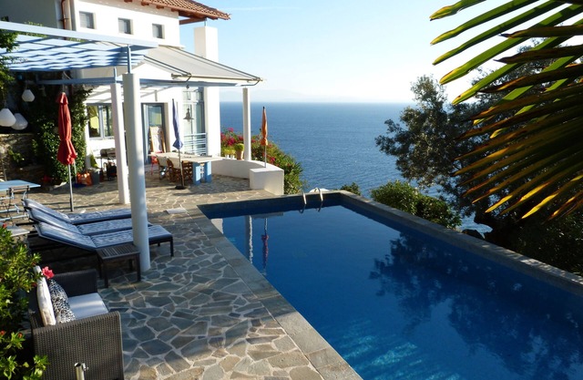 Haus mit privaten Schwimmbecken im Freien - unuebertreffliche Aussicht aufs Meer