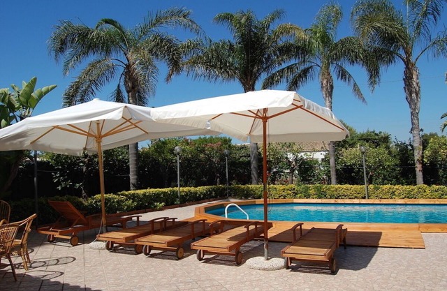 Haus mit privatem Tennisplatz, Pool, 300 m zum Strand, WiFi, Klima, max. 7 Pers.