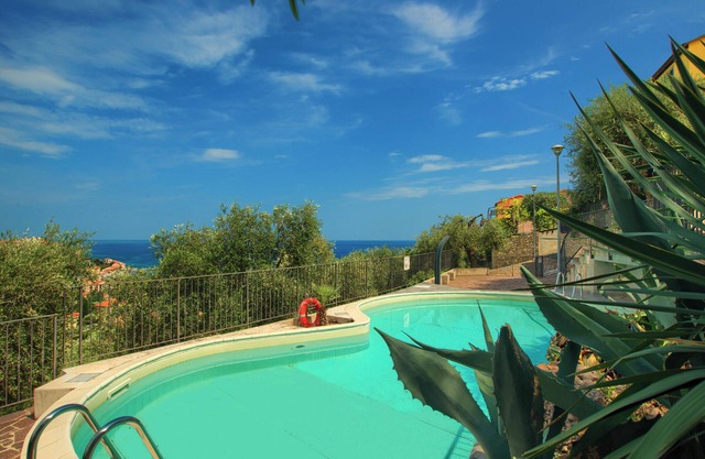 House with sea view, private patio, A/C, parking space and wi-fi