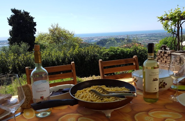 Haus mit Meerblick auf dem Hügel der nördlichen toskanischen Riviera (Versilia)