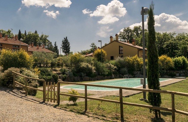 Haus mit Pool in der toskanischen Landschaft, in der Nähe von San Gimignano und Via Francigena
