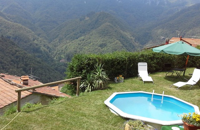 Haus mit Pool in den Bergen und in der Nähe von Meer.
