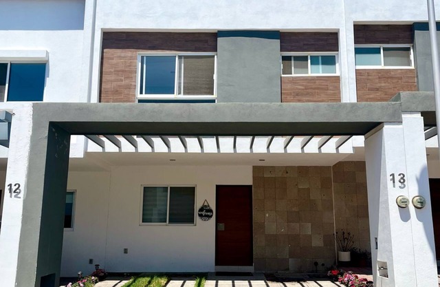HOUSE WITH TERRACE
