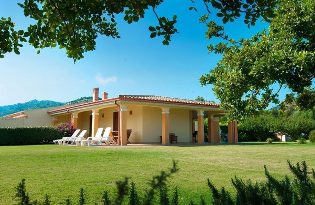 Ferienhaus Zaffiro, umgeben von viel Grün, am Strand und Golf auf Giudeu
