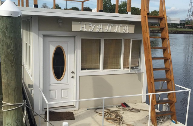 Hausboot Hyanna - sich hin- und herbewegendes kleines Haus - im Stadtzentrum gelegenes Providence