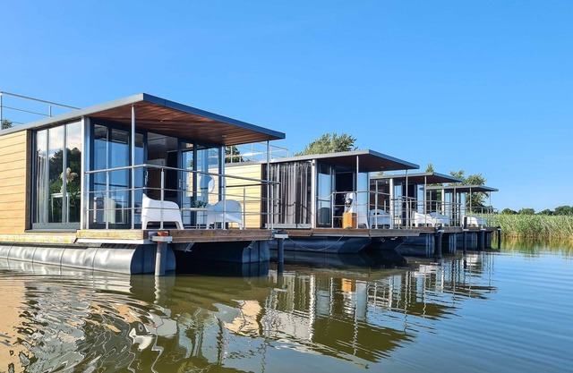 Hausboot in Łazy am Jamno-See und Meer