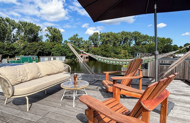 Houseboat independent living space, 70m2, swimming near Amsterdam center