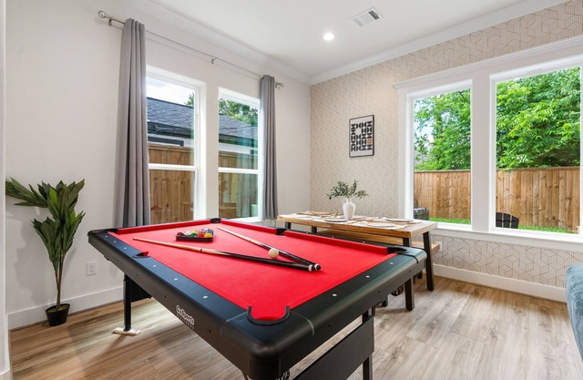 Houston's Very Best! Centrally Located Modern Home w/ Hot Tub - 5Beds/4Baths