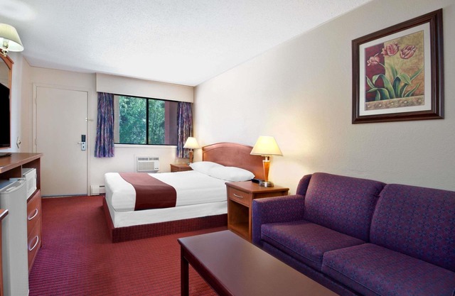 Howard Johnson by Wyndham Red Deer