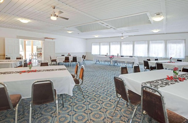 Howard Johnson by Wyndham Lindsay