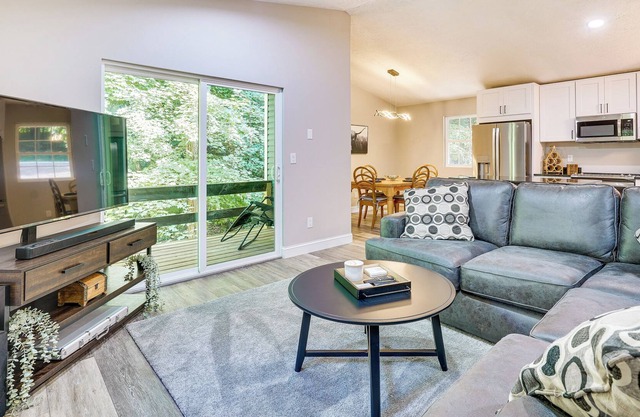 Howard Retreat w/ Deck + Fire Pit, 1 Mi to Lake!