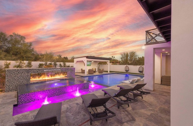 HÓZHÓ Residence on Mountain View | Pool | Theatre