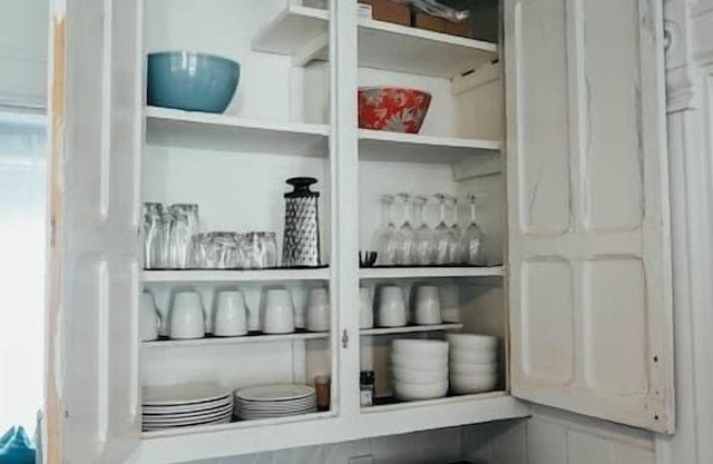HRésidences: Cozy Heritage St André Apt Mtl