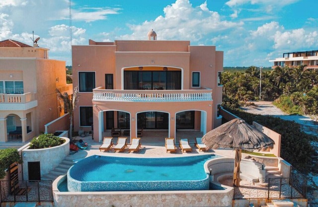Elegante Villa mit privatem Infinity-Pool für 14 Personen