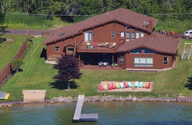 Hubbard Lake Waterfront-Anwesen 4 Schlafzimmer / 4 Badezimmer - 4400 sq ft