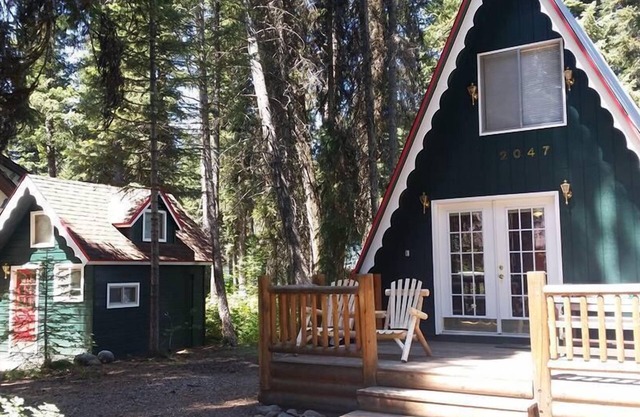 Huckleberry Hideaway: Authentisches Hüttenabenteuer, wenige Schritte vom Payette Lake