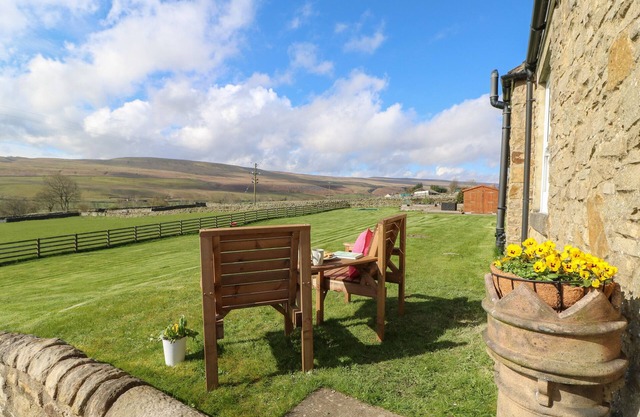 HUDEWAY VIEW, pet friendly, with open fire in Middleton-In-Teesdale