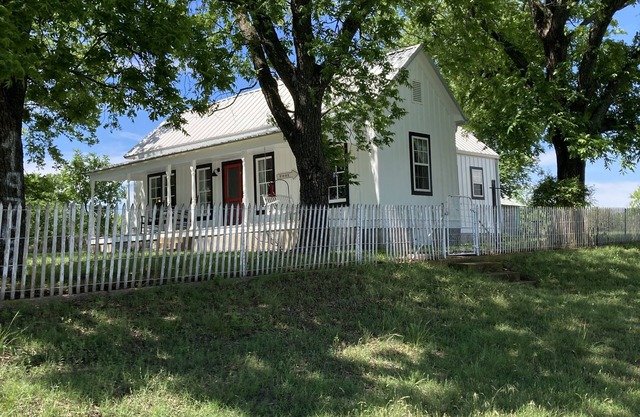 Hudsen’s on the Llano - Historic farmhouse on the Llano River in Castell, TX