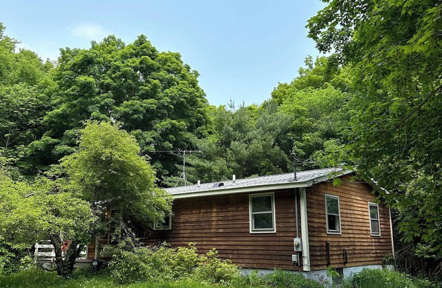 Hudson Valley private 70's-style cabin on five acres, five minutes to town!