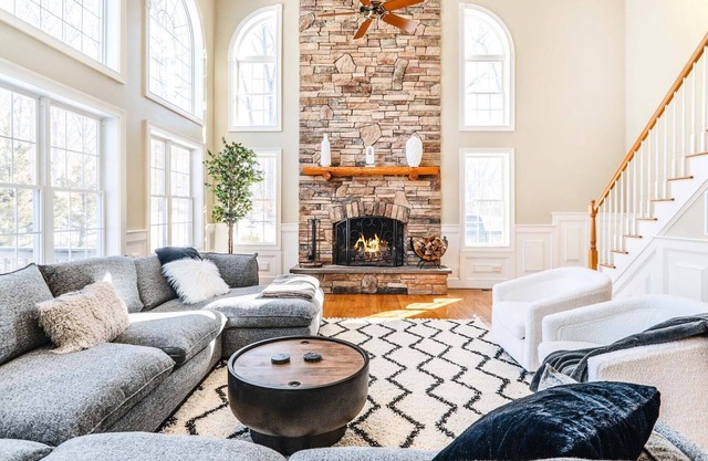 Hudson Valley getaway: hot tub/pool/home office/family friendly/75 min from NYC
