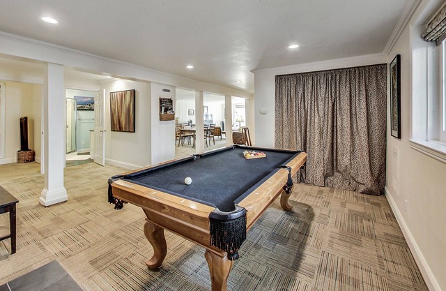 Huge 2 BR Flat in Historic Victorian with Parking & Washer/Dryer