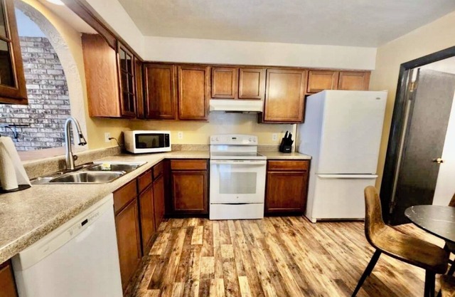 Huge 2+BR Near Hospitals & Aerospace: Lives like a 3 bedroom with addtl spaces