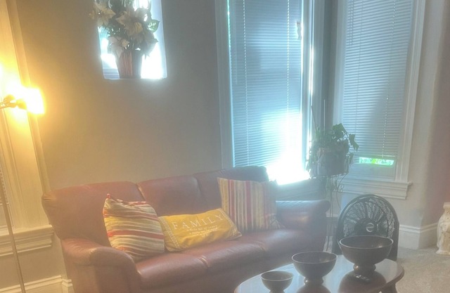 Huge 3 bedroom 1 bath high ceilings central air Wi-Fi first floor of duplex.