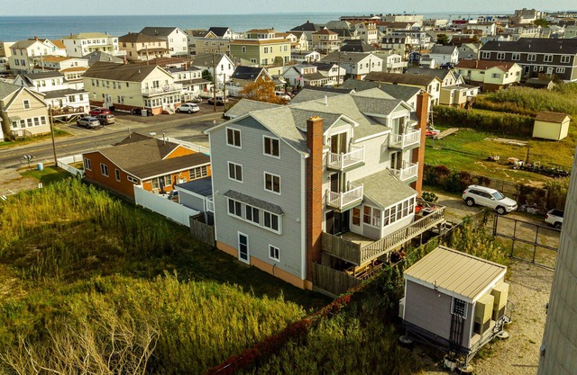 Huge 3BR, 3Bath, 2000 sqft. short walk to beach