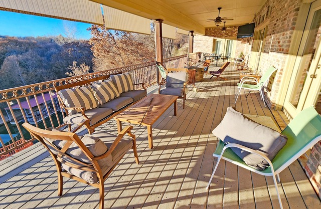 Huge 4 bedroom + loft lakehouse with private dock - 27 min north of Sundance Sq