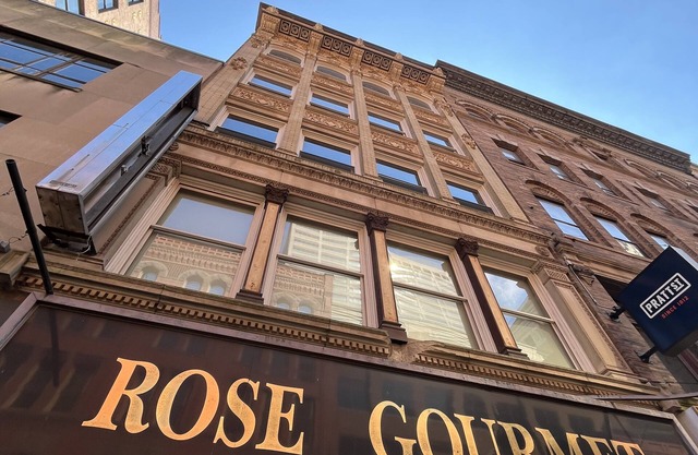 Huge 4-bedroom LOFT with WiFi, and AC in amazing Pratt Street,