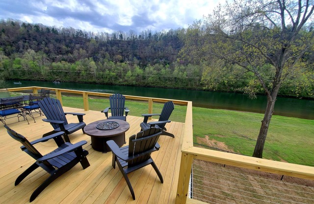 Huge 5/4 with 5 acres. Privacy and the best river access! 3D and Aerial Tour!