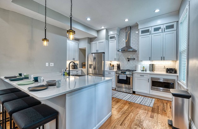 HUGE 5 Bedroom Beautiful Historic Renovated Home Shaw- Great for Families/Groups